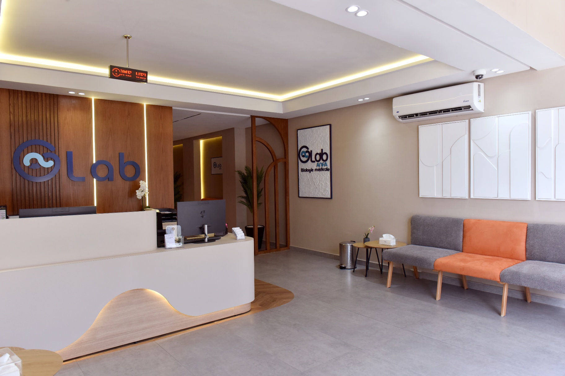 Accueil du laboratoire G Lab Anfa avec comptoir en bois, Casablanca