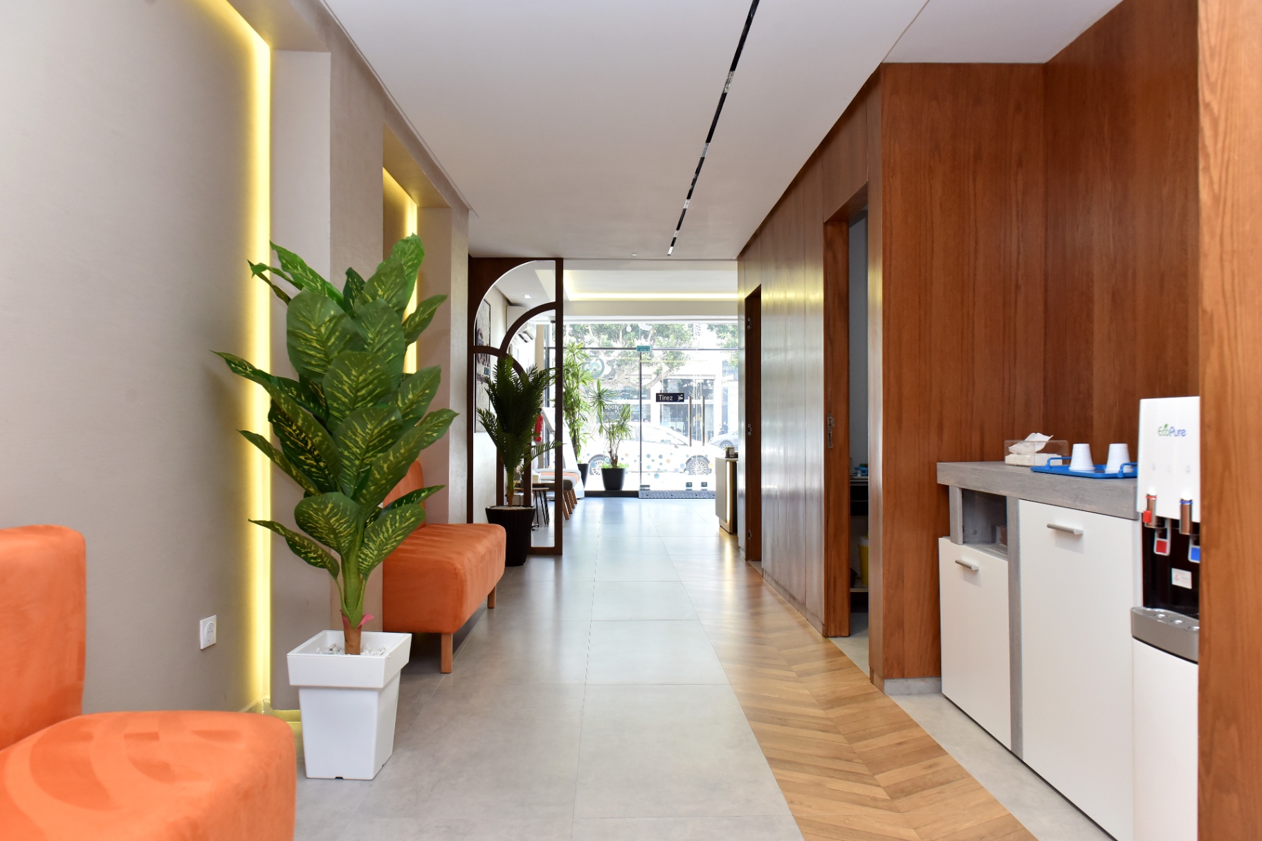 Couloir intérieur de G Lab Anfa avec banquettes oranges, Casablanca